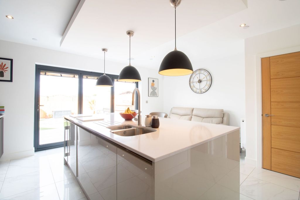 Property photo 3 of 33