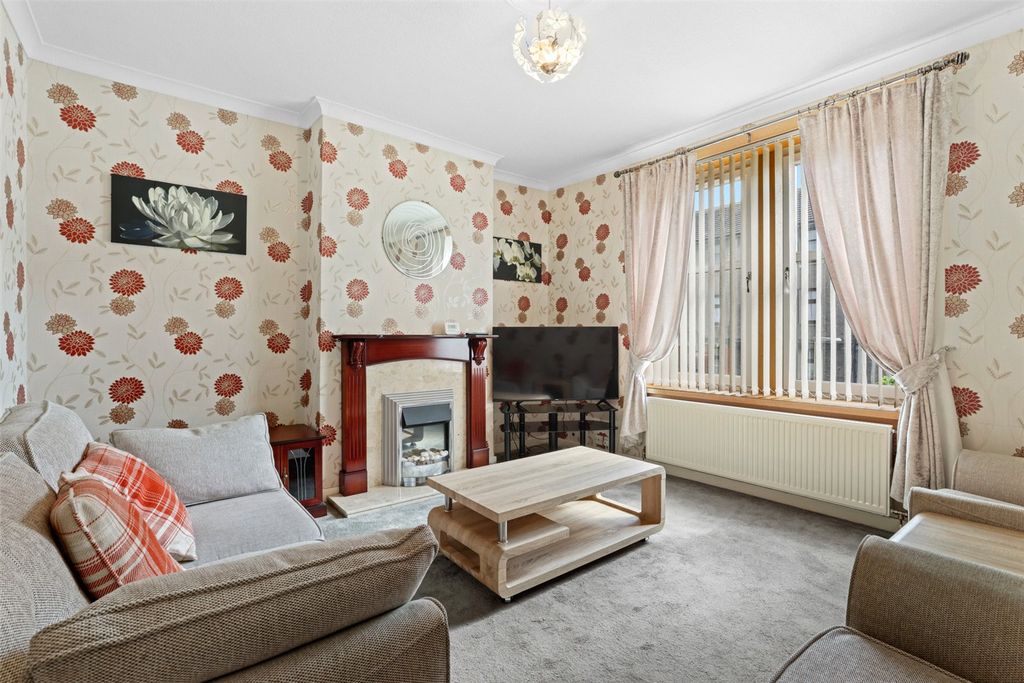 Property photo 3 of 11 Living Room