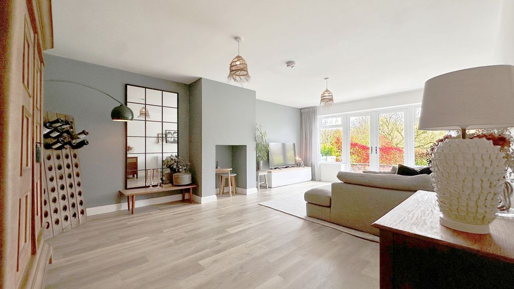 Property photo 2 of 31 Lounge