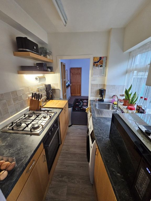 Property photo 3 of 10 Kitchen
