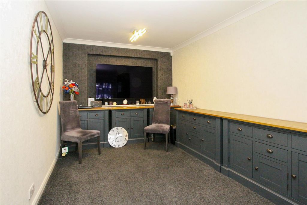 Property photo 3 of 17 Living Room