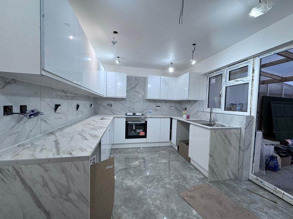 Property photo 1 of 7 Photo 4