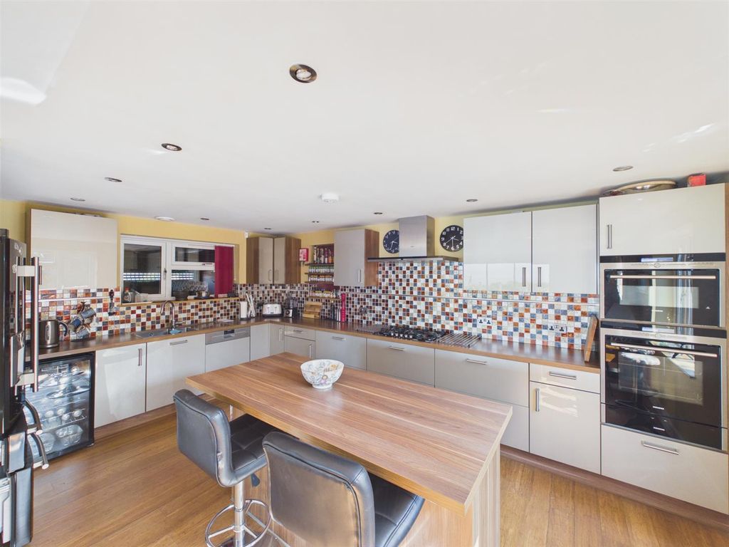 Property photo 2 of 18 Kitchen
