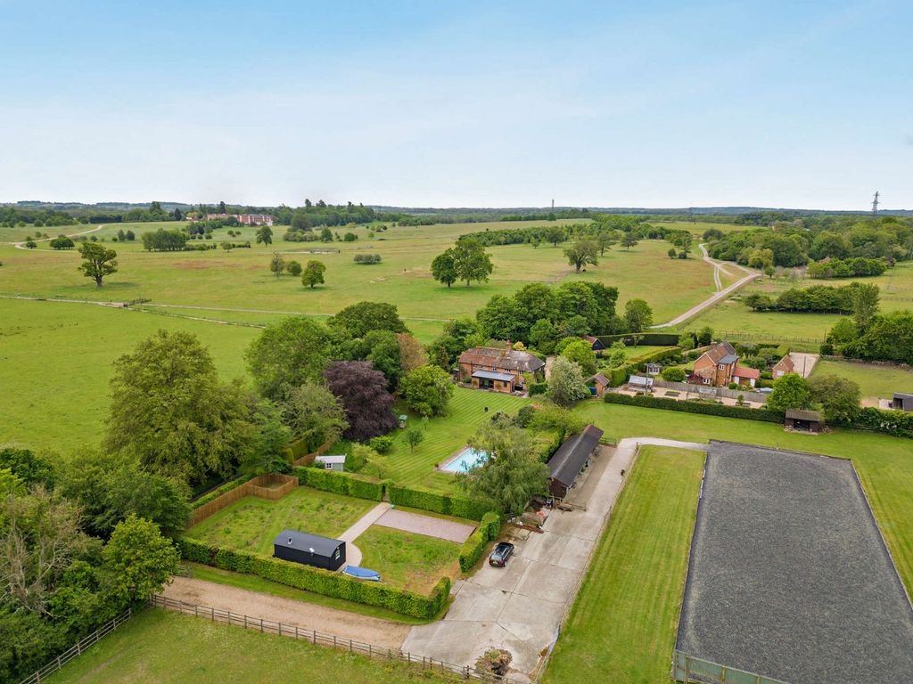 Property photo 2 of 37 Sprats Hatch Farm