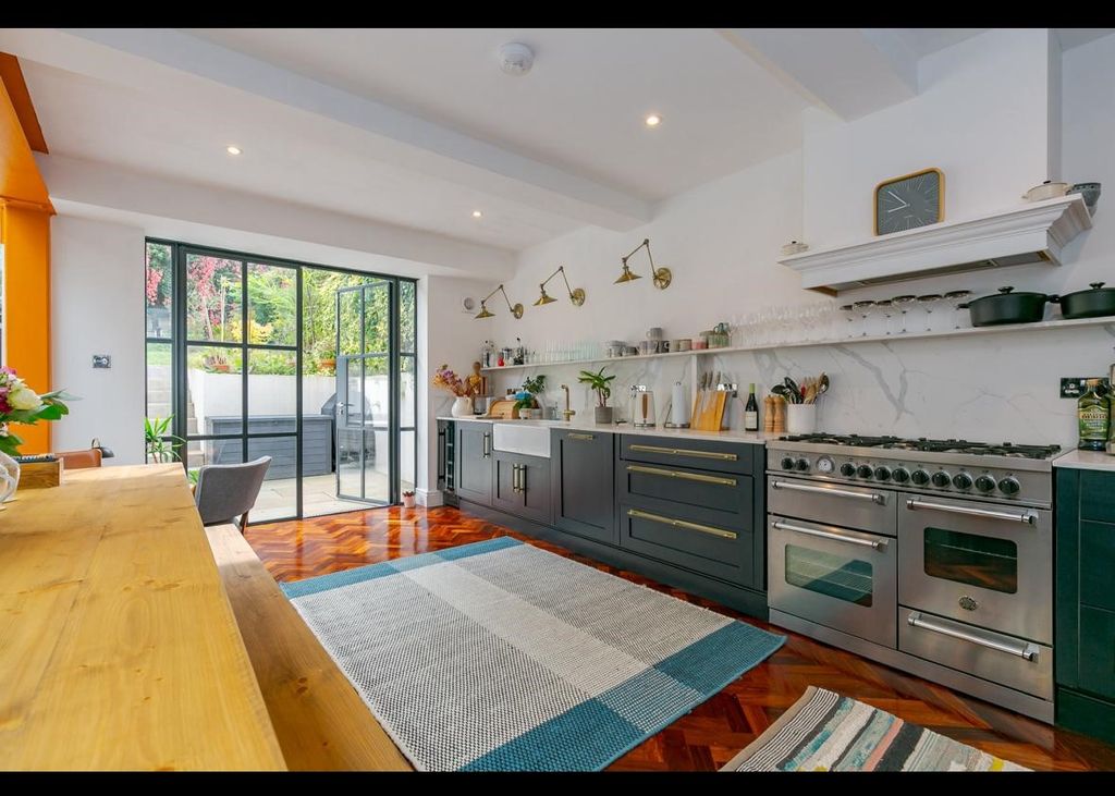 Property photo 3 of 8 Kitchen 4