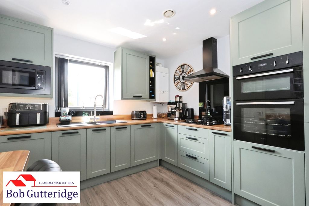 Property photo 3 of 22 Fitted Kitchen / Breakfast Room