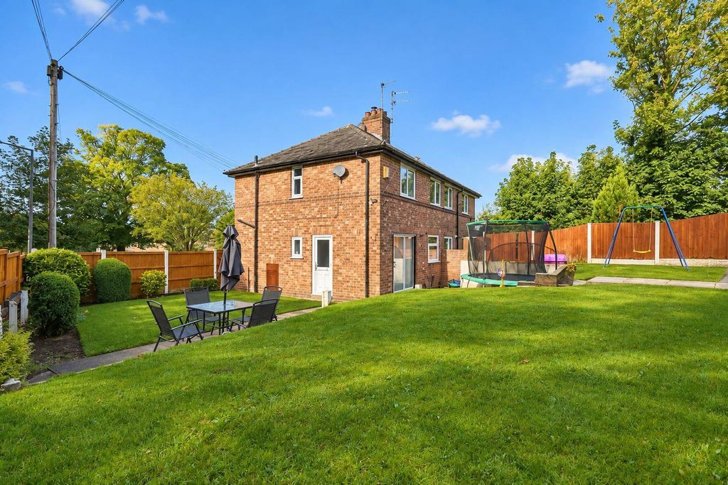 Property photo 3 of 19 Scholes Lane Garden