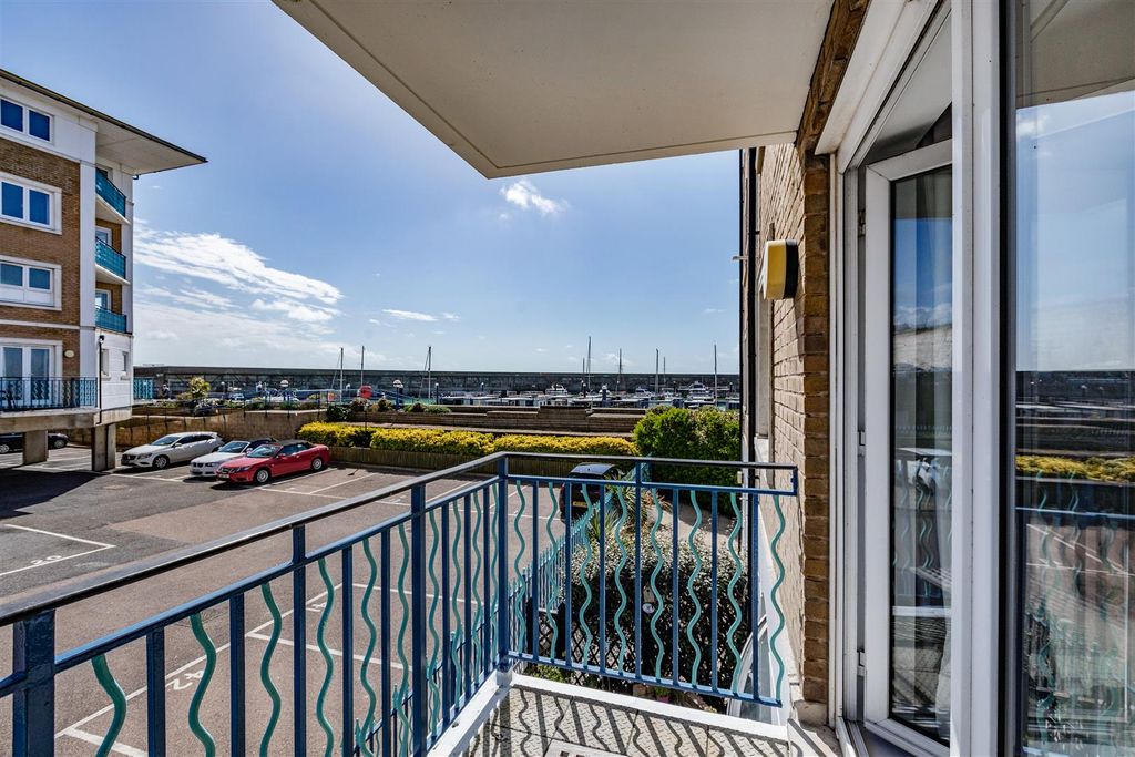 Property photo 3 of 10 Balcony
