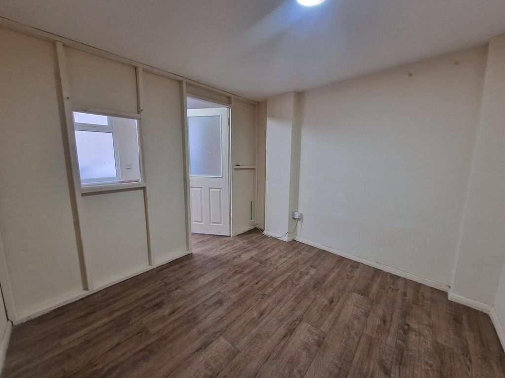 Property photo 1 of 4 Utility Room