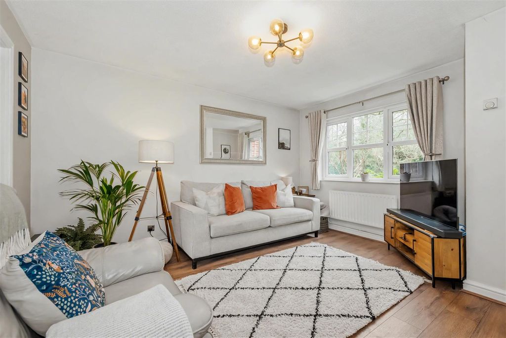 Property photo 3 of 16 Lounge