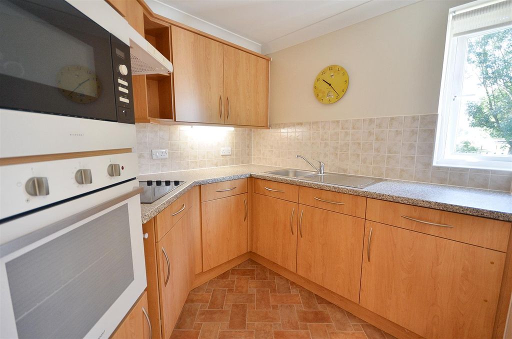 Property photo 3 of 9 Kitchen