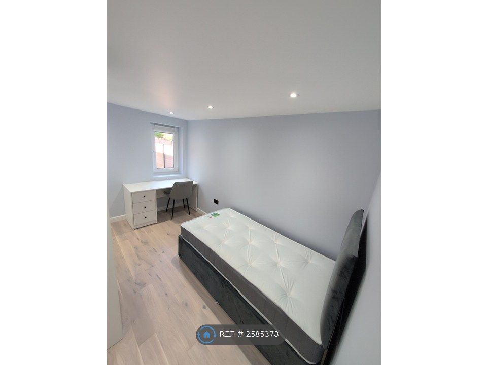 Property photo 3 of 13 Room 2 Single