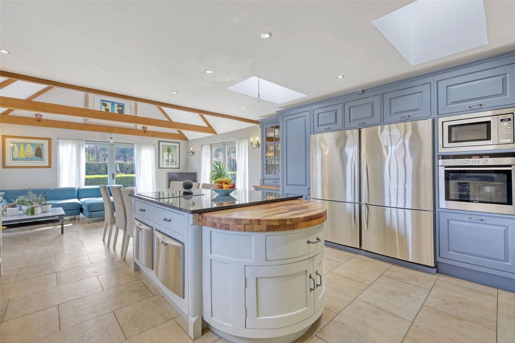 Property photo 3 of 25 Kitchen/Breakfast