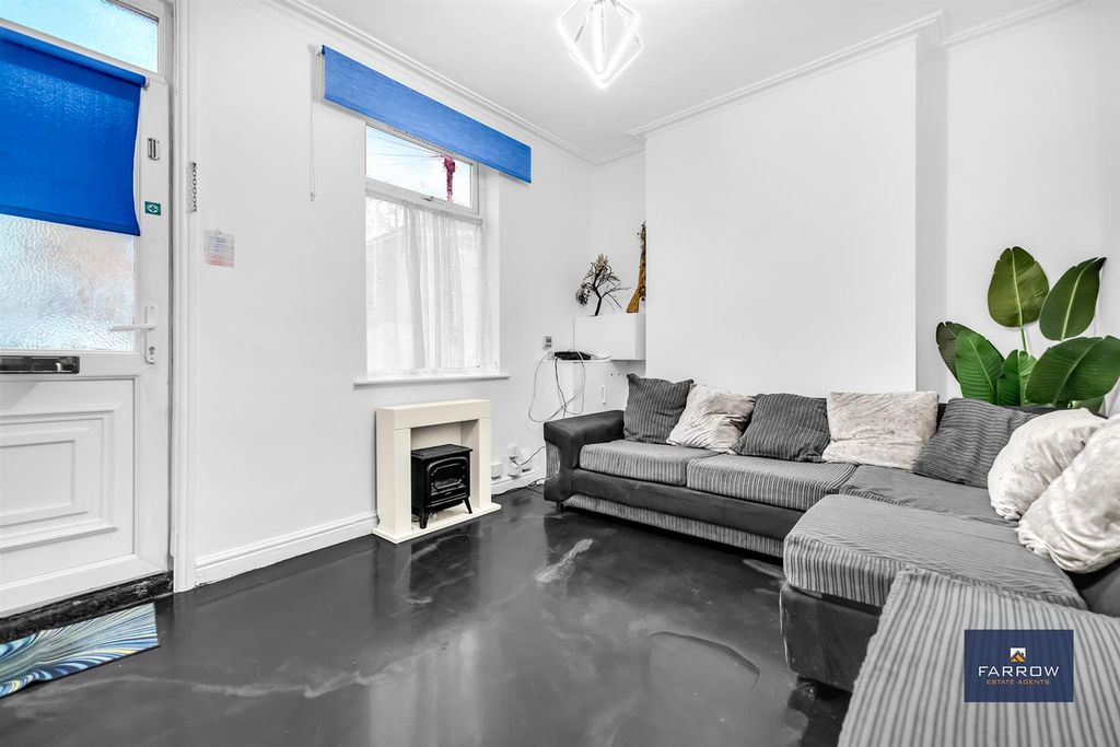 Property photo 2 of 20 Living Room