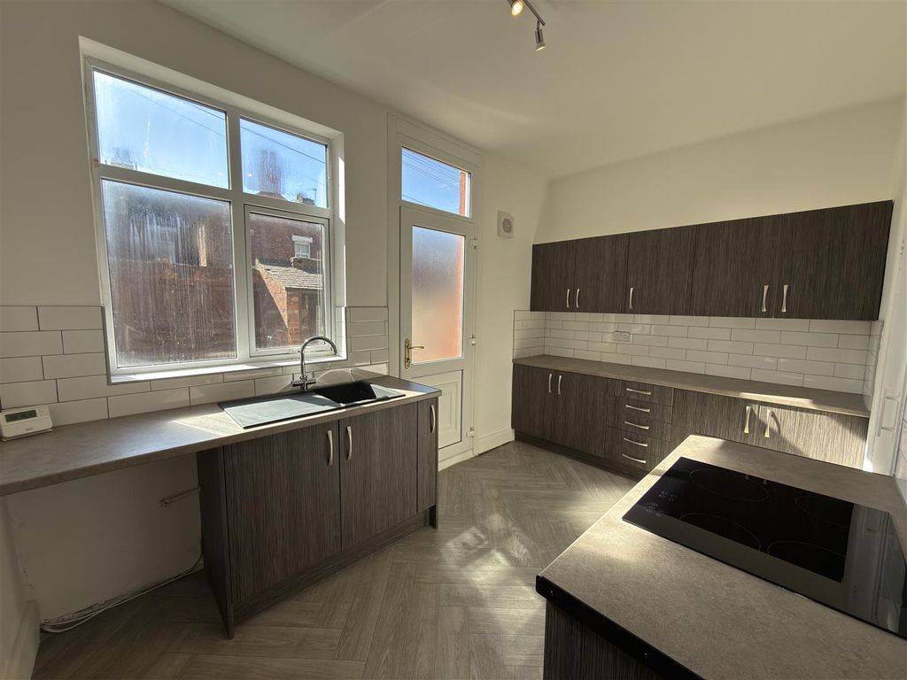 Property photo 3 of 8 Kitchen