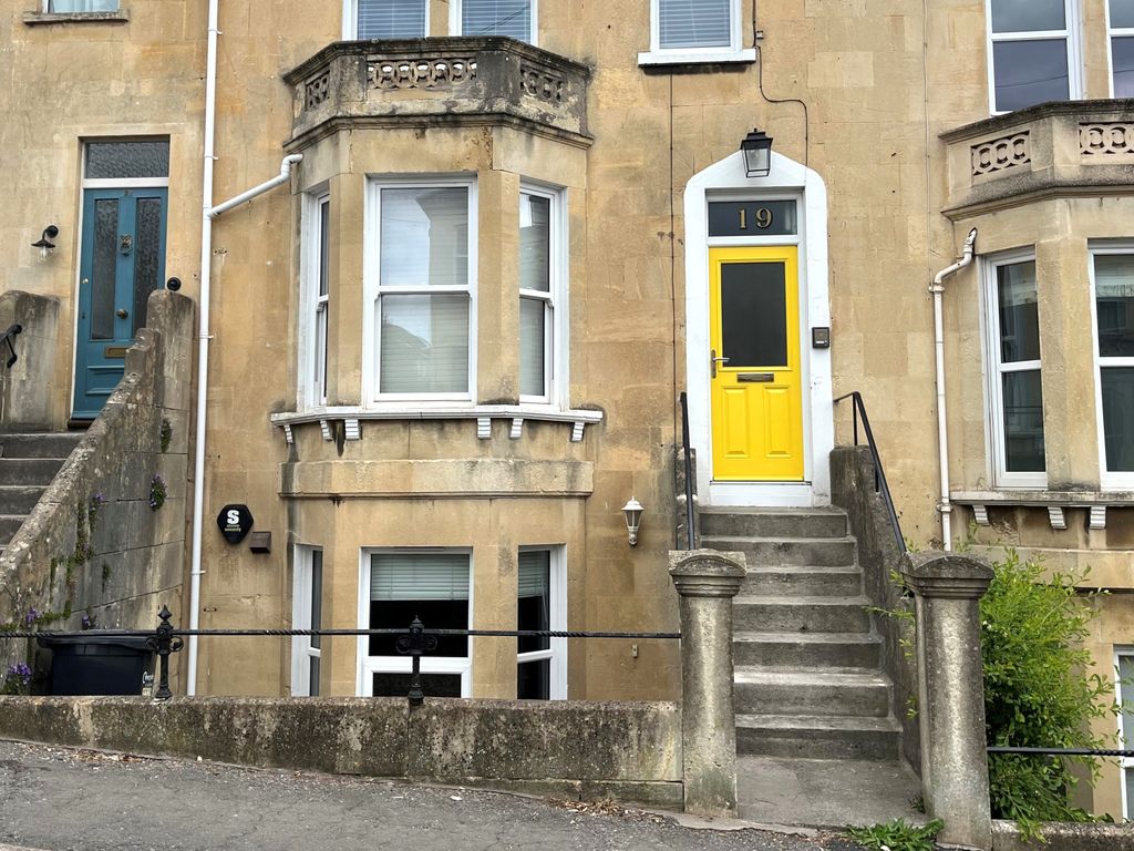 Property photo 1 of 7 19A Station Road Outside