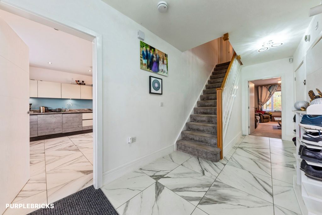 Property photo 2 of 39 Entrance Hall