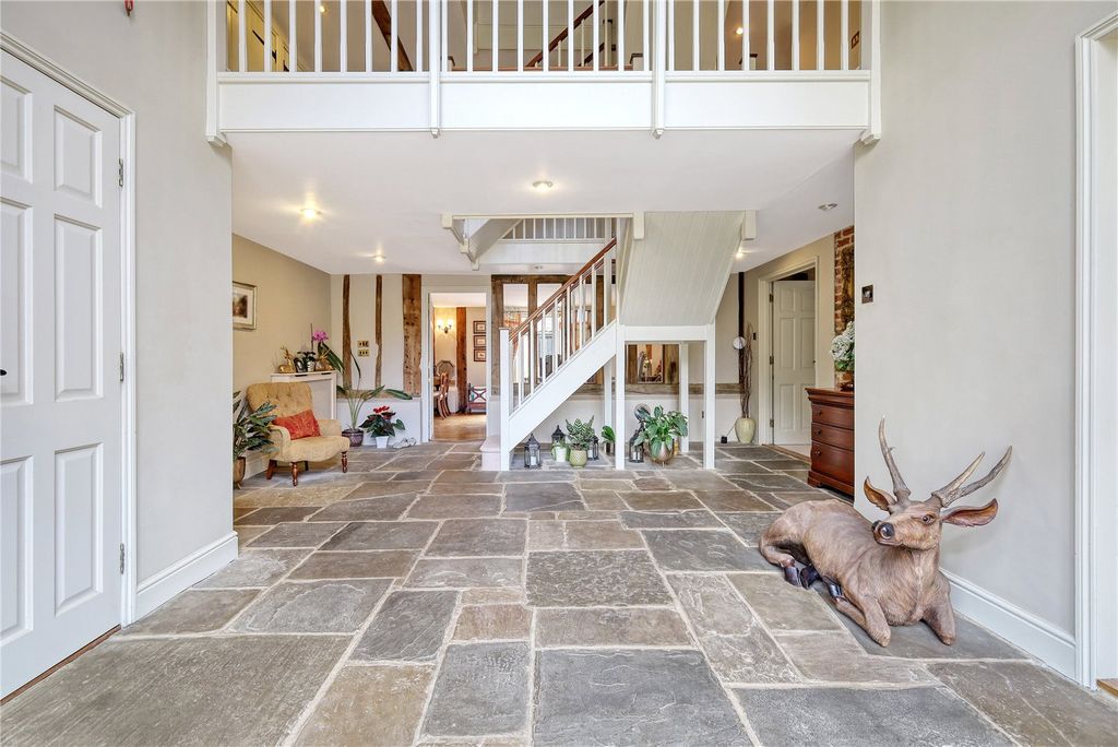 Property photo 3 of 22 Entrance Hall