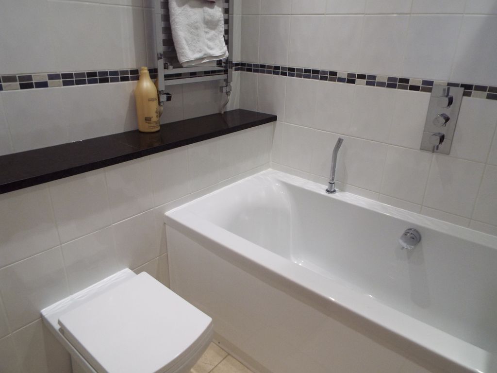 Property photo 2 of 8 Bathroom