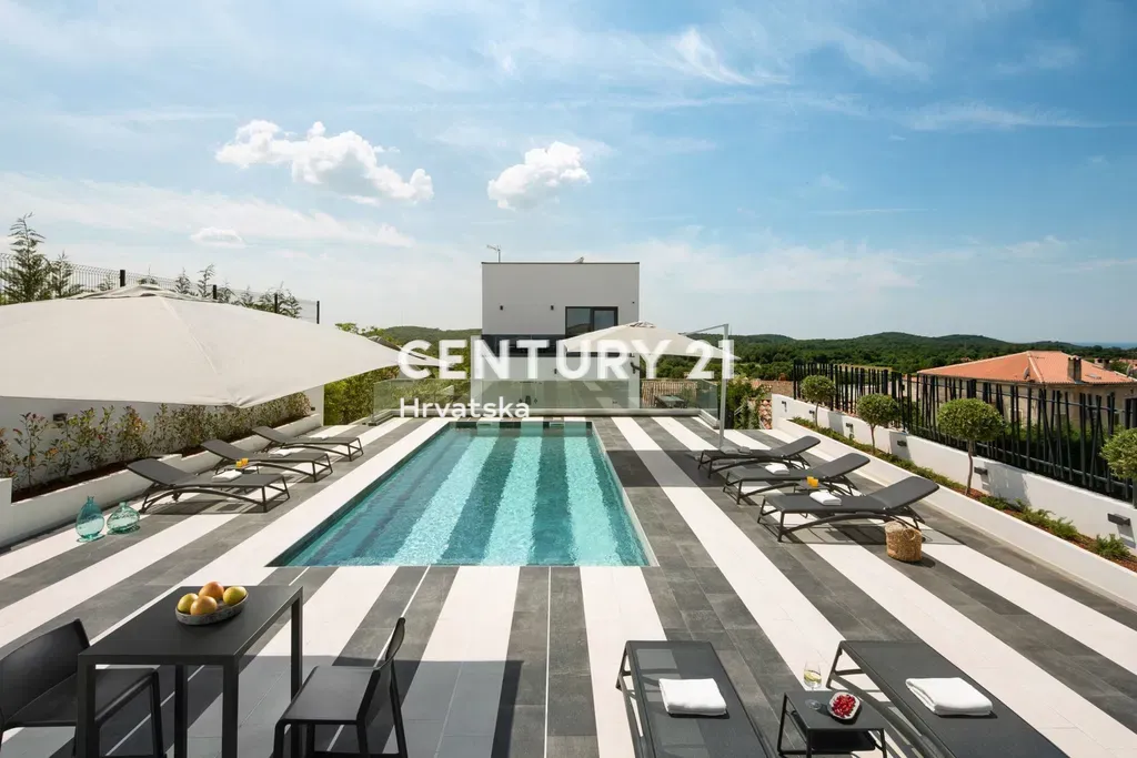 Property photo 2 of 25