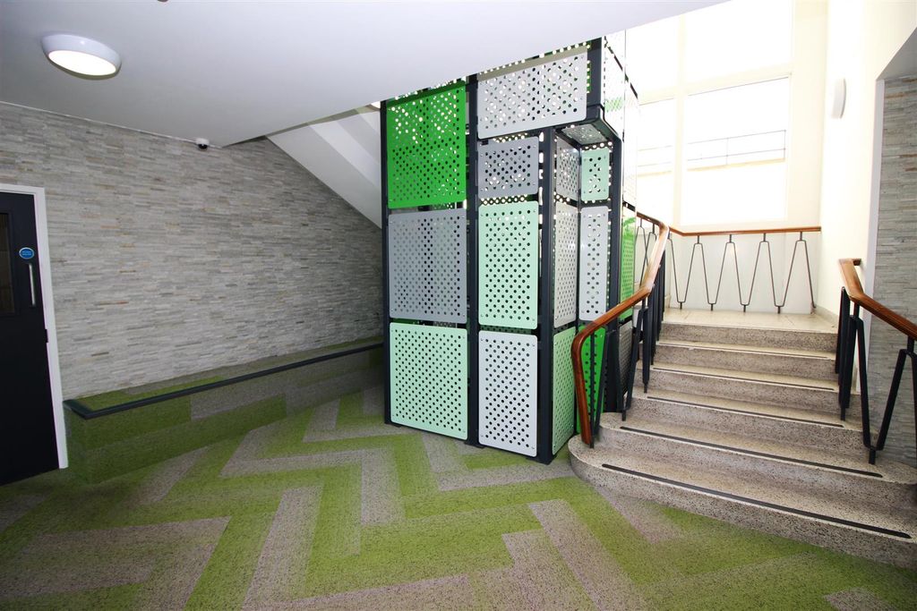 Property photo 2 of 7 33 Cambridge House - Lobby.Jpg