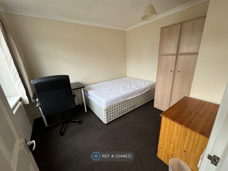 Property photo 3 of 9 Bedroom 1