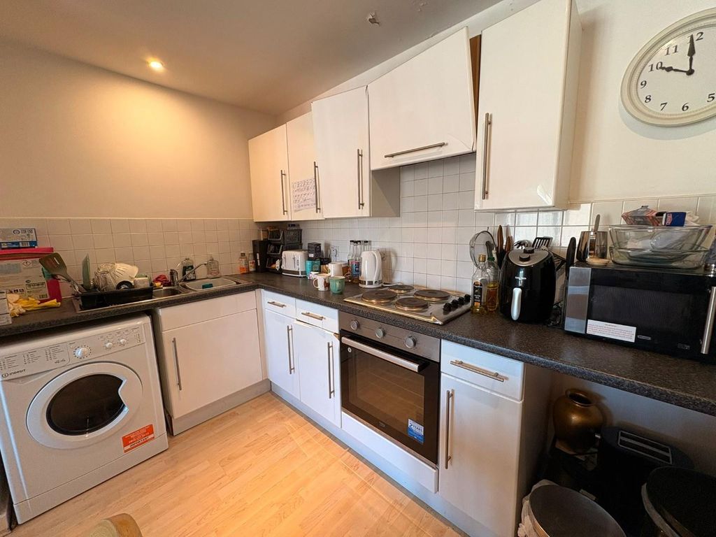 Property photo 3 of 10 Kitchen