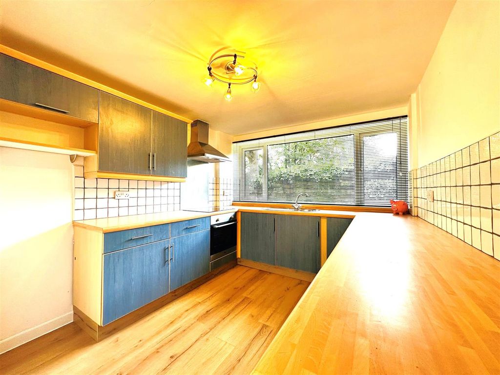 Property photo 3 of 9 Kitchen