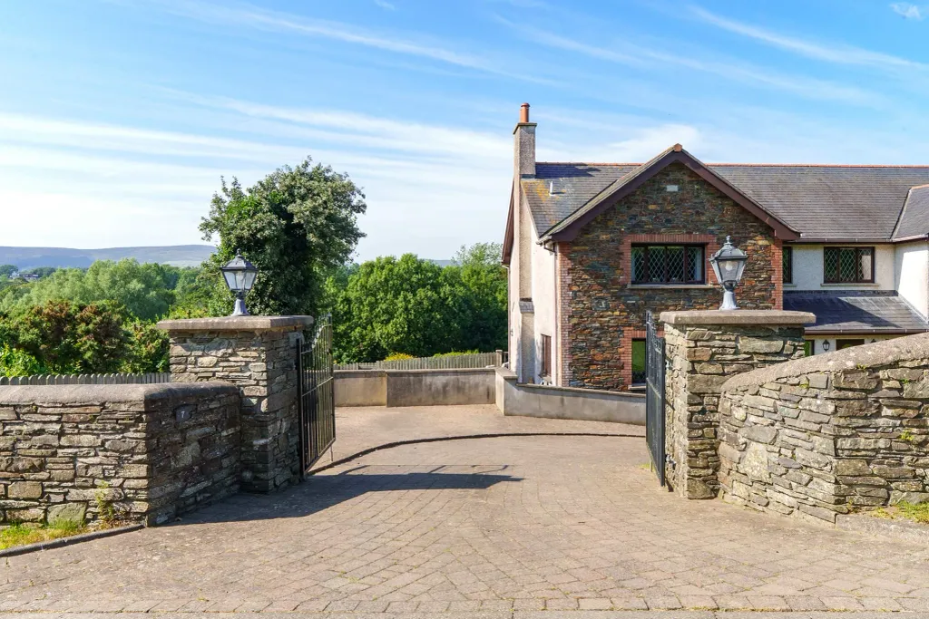 Property photo 2 of 49