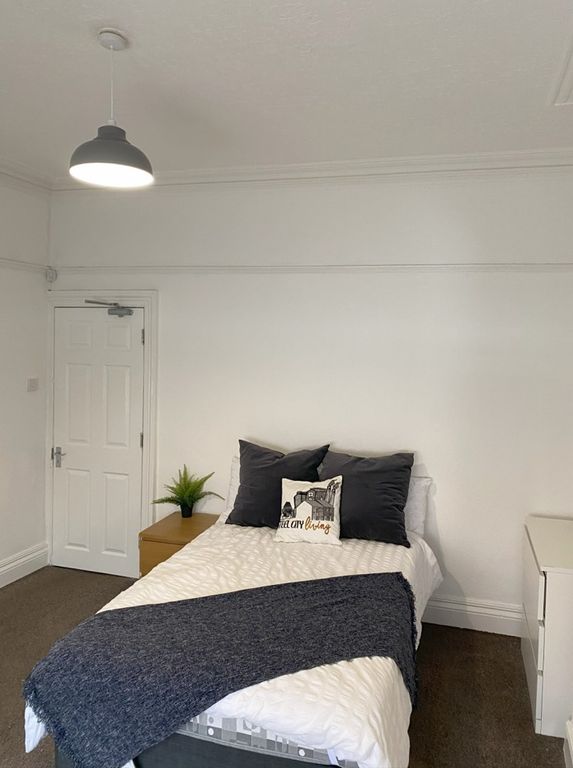 Property photo 3 of 15 This Inviting Double Bedroom Features A Cozy Layou...