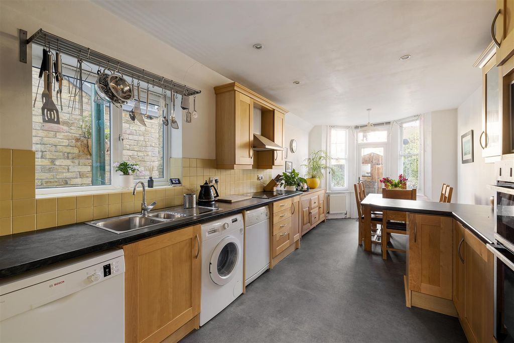 Property photo 3 of 35 Gordon Road, E11