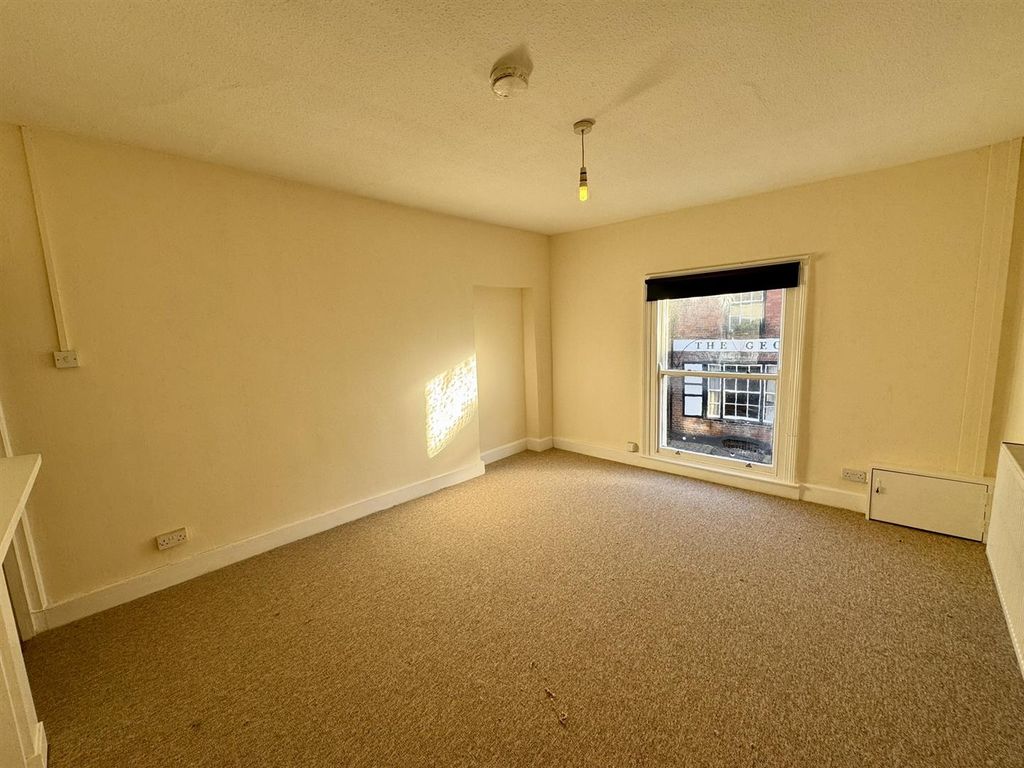 Property photo 3 of 6 Living Room (1/2)