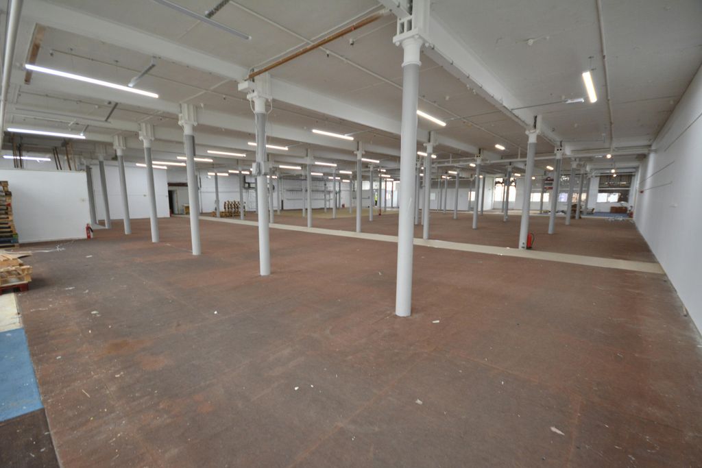 Property photo 3 of 18 Warehouse