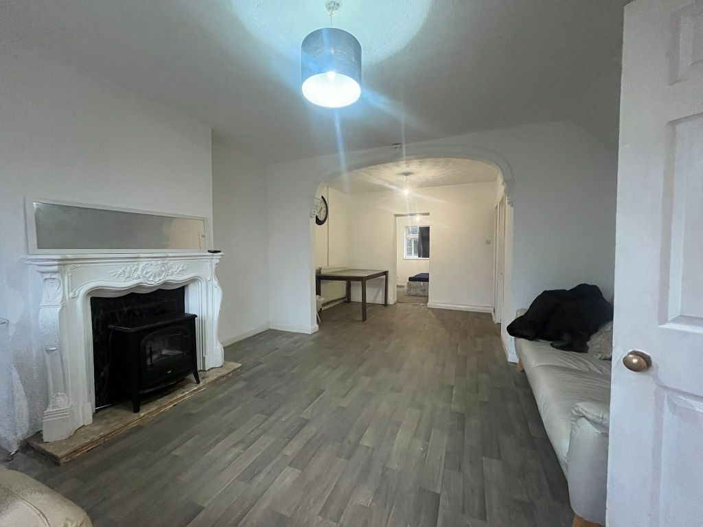 Property photo 2 of 8 Through Lounge