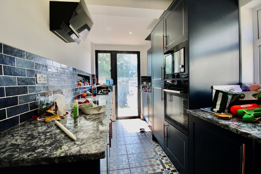 Property photo 3 of 10 Kitchen