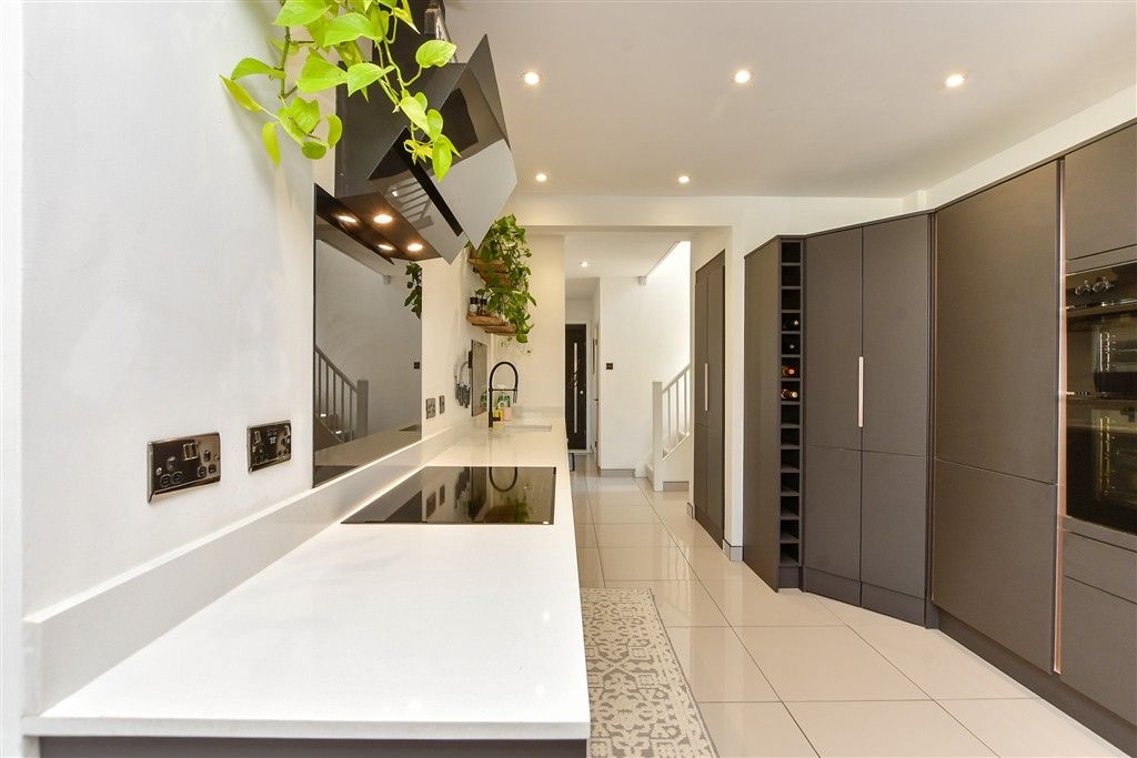 Property photo 3 of 12 Kitchen