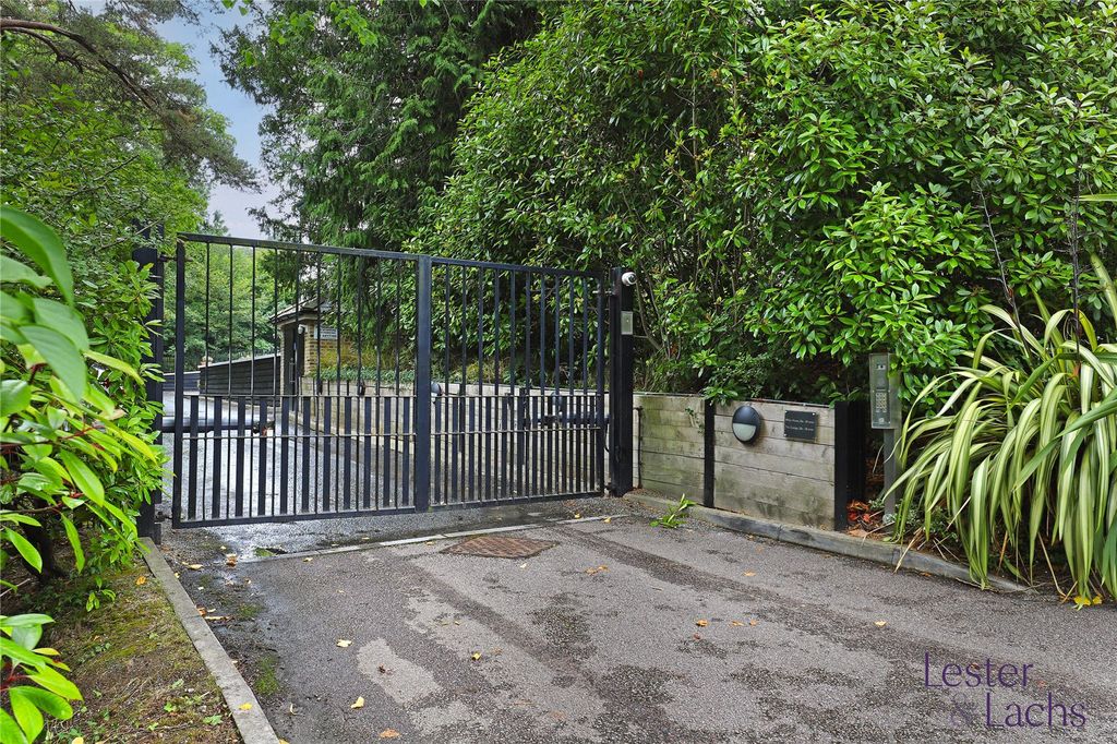 Property photo 2 of 23 Picture No. 25
