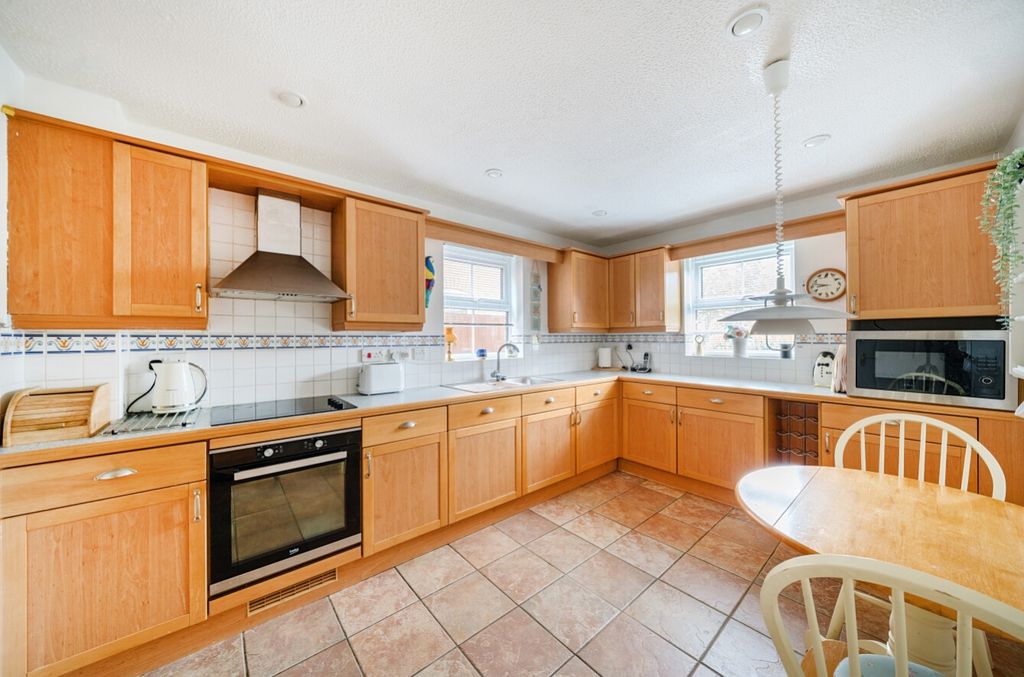 Property photo 3 of 23 16-681A3Daacd844-1286225-Arw-16