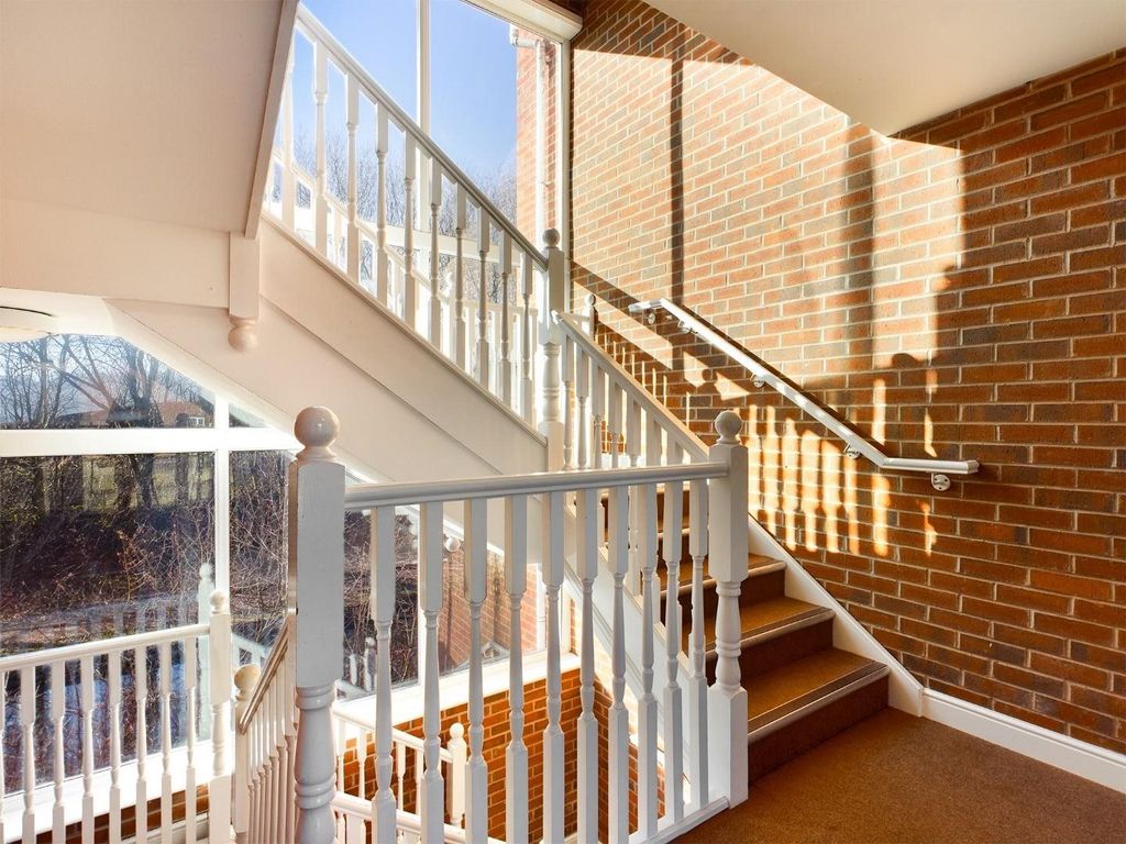 Property photo 3 of 11 Communal Hallway