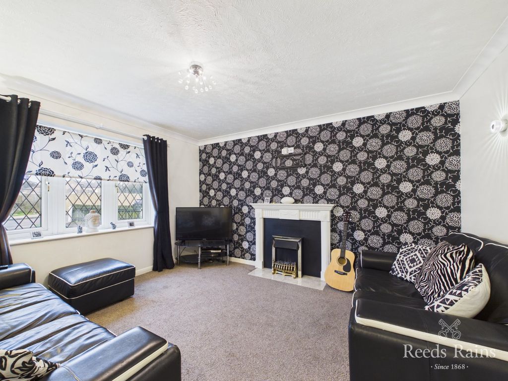 Property photo 2 of 18 Sitting Room