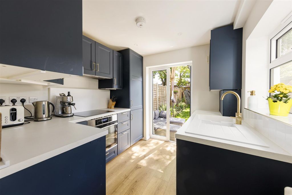 Property photo 3 of 34 Windsor Road, E7