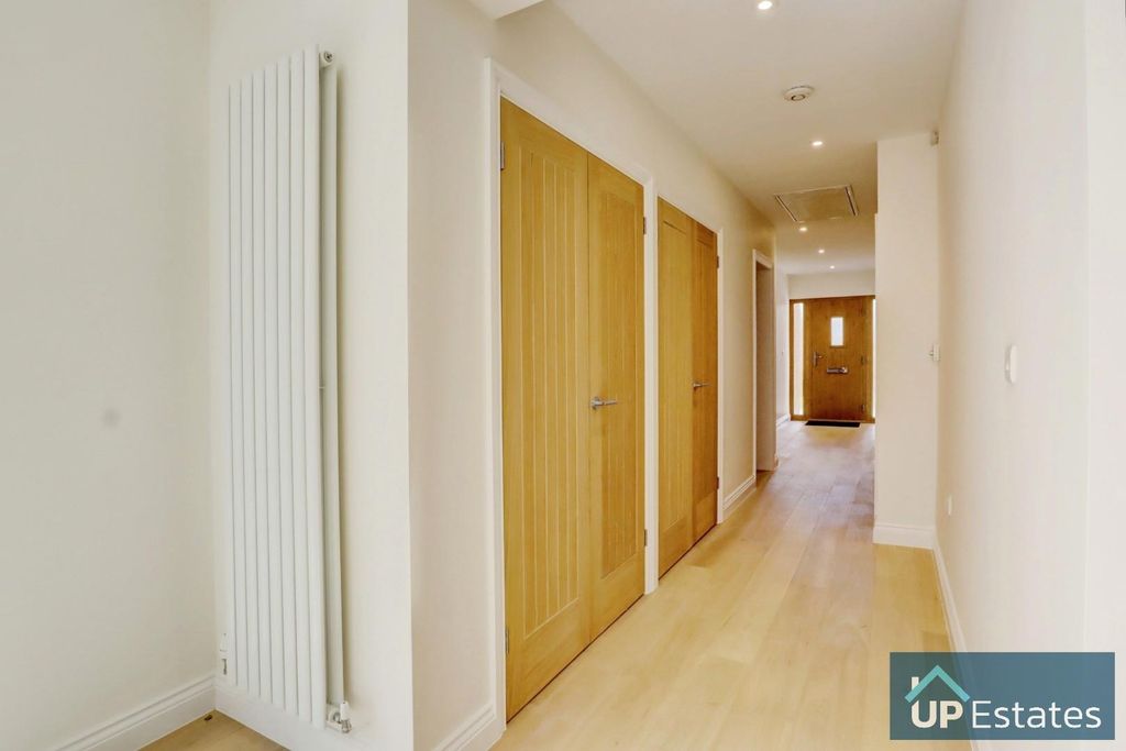 Property photo 3 of 20 Hall
