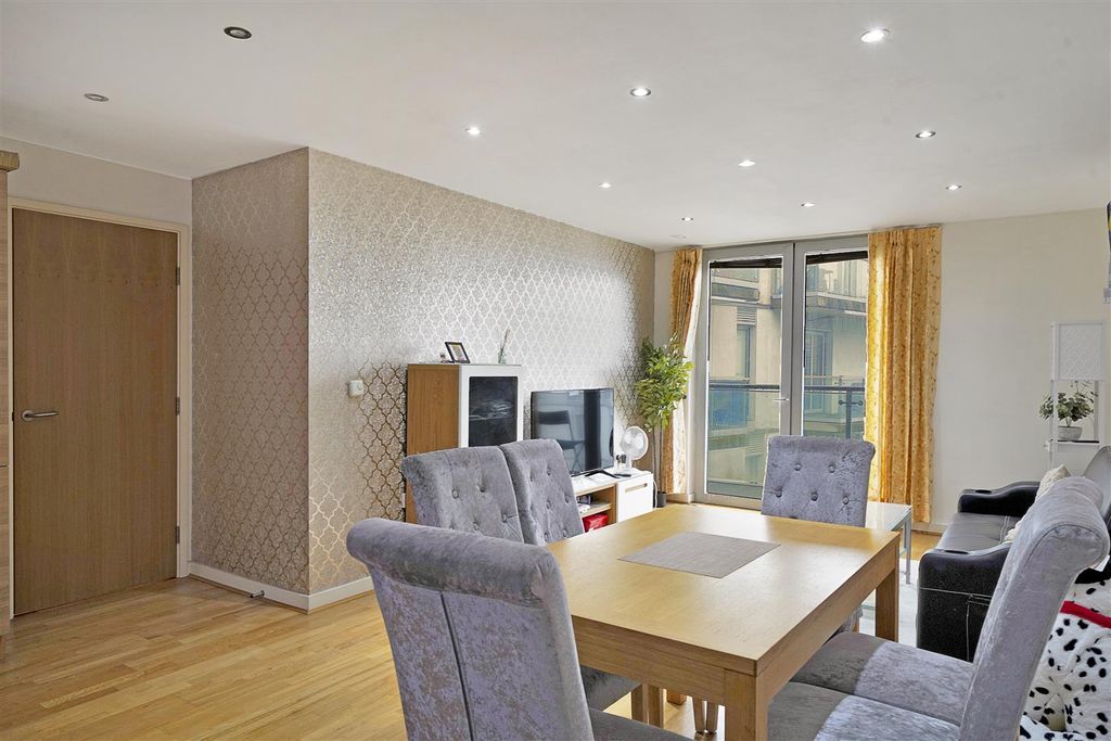 Property photo 2 of 15 Flat 228, Quadrant Court - Bjv1Aslox6Qoik3A6Bvd.Jp