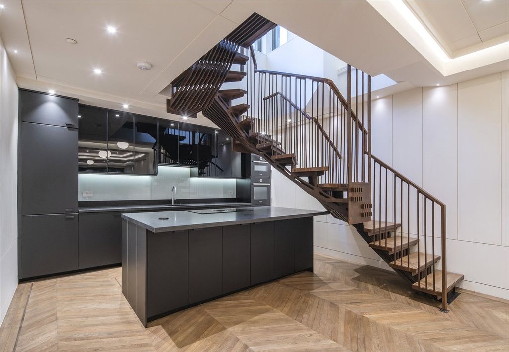 Property photo 3 of 10 Kitchen