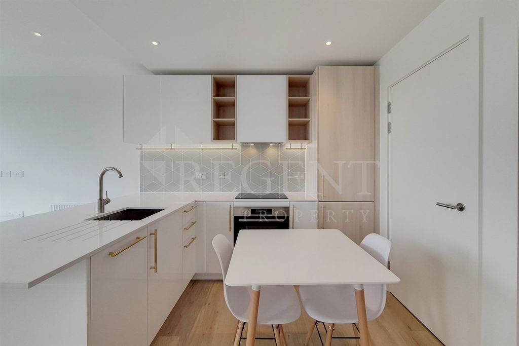 Property photo 3 of 11 Kitchen