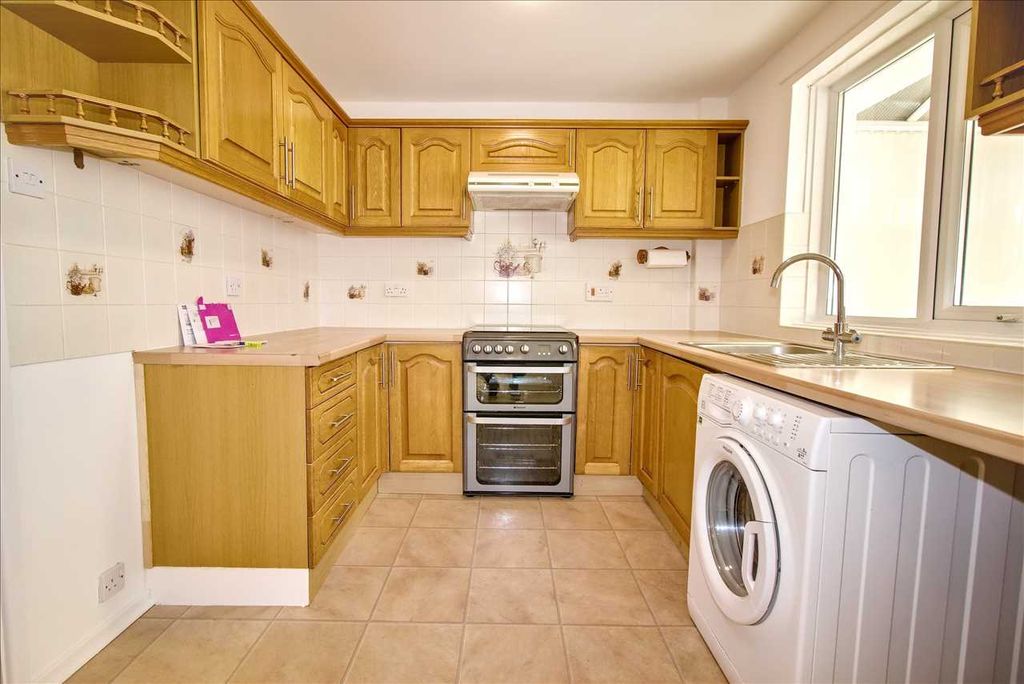 Property photo 3 of 11 Kitchen