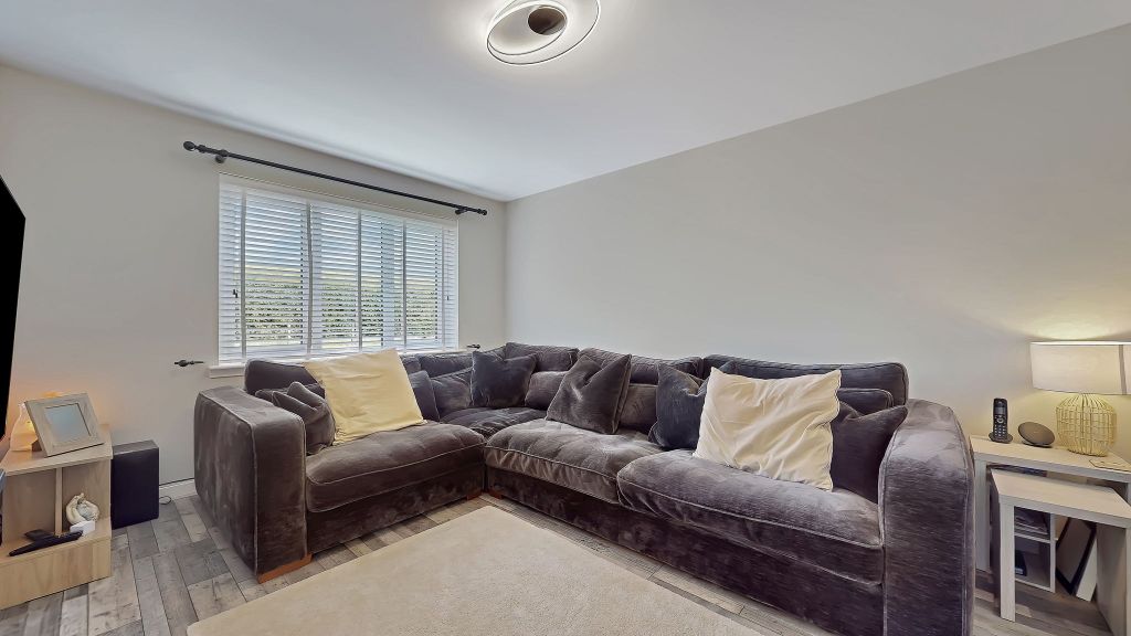 Property photo 2 of 27 19-Web-Or-Mls-16 Kirriemuir Circle_14