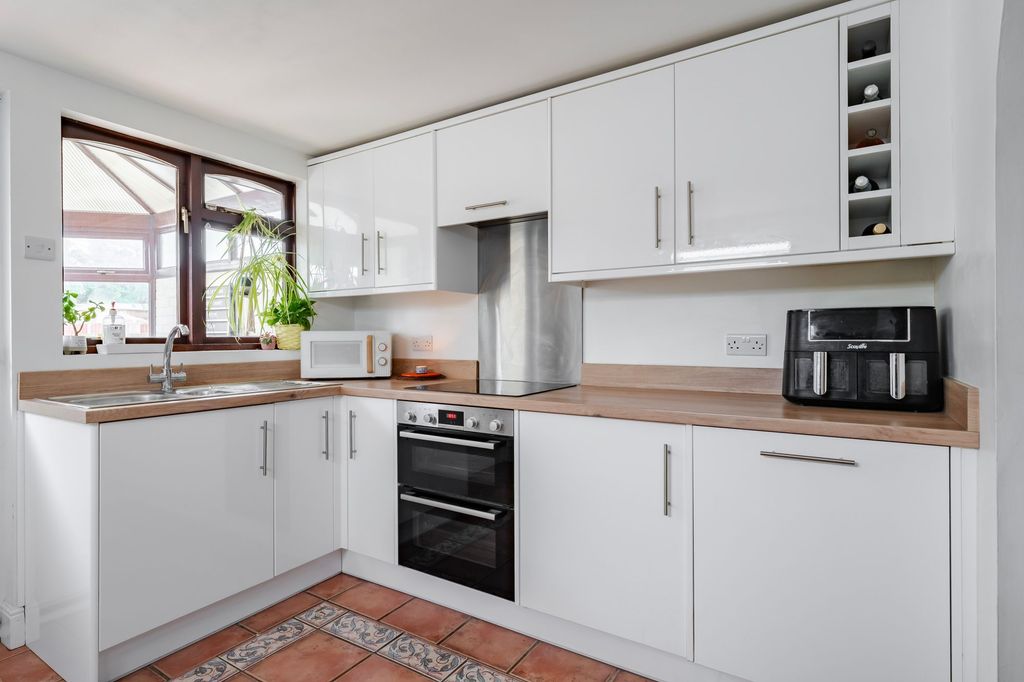 Property photo 2 of 23