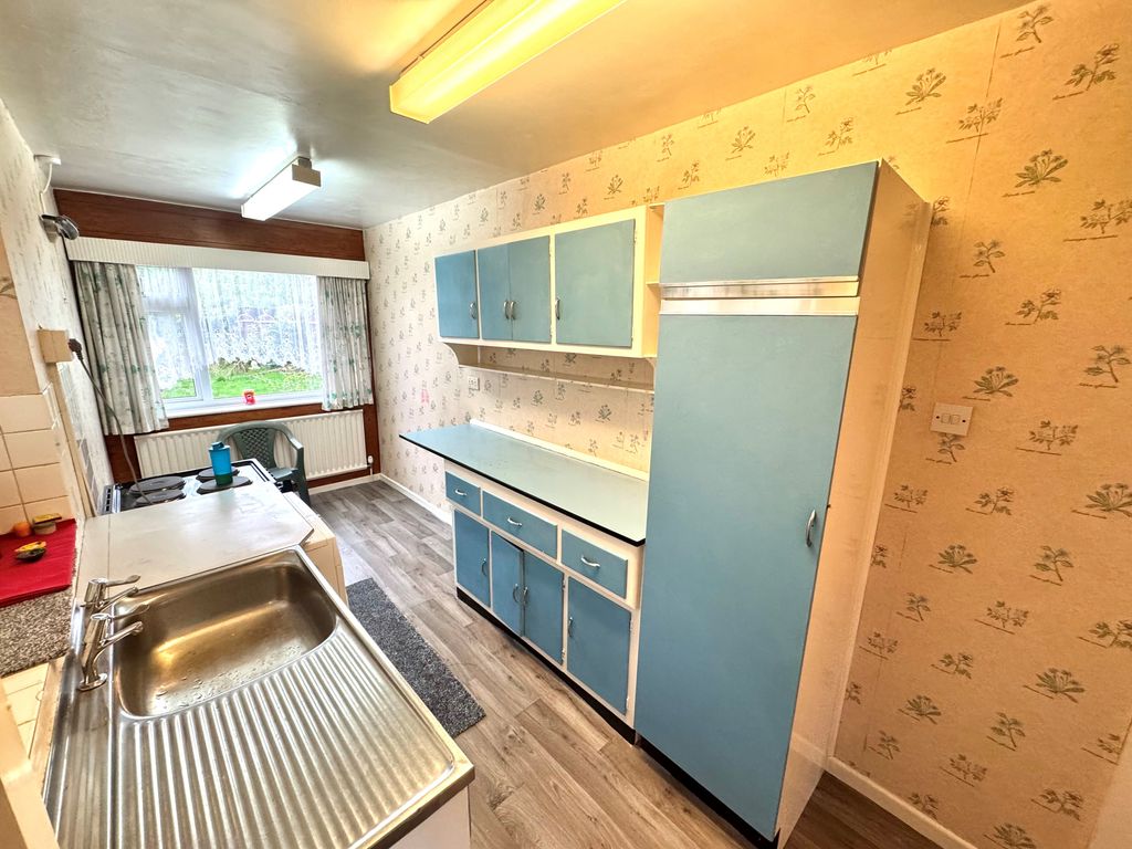 Property photo 3 of 8 Kitchen