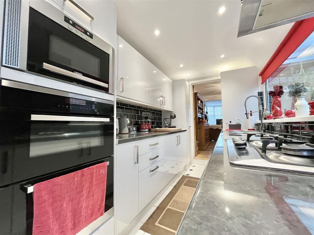 Property photo 2 of 20